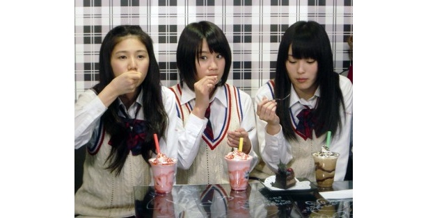 試食するNMB48メンバー。右から山本彩、城恵理子、小鷹狩佑香
