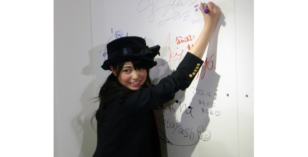 ボードにサインするAKB48の前田亜美