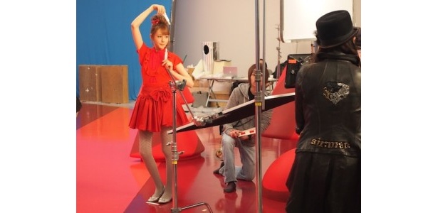 【写真】ミニスカートでダンスを披露。撮影中のトリンドル玲奈さんがキュート！ 