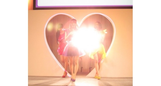 CMのイメージ通り、ハートの中から登場したPerfume