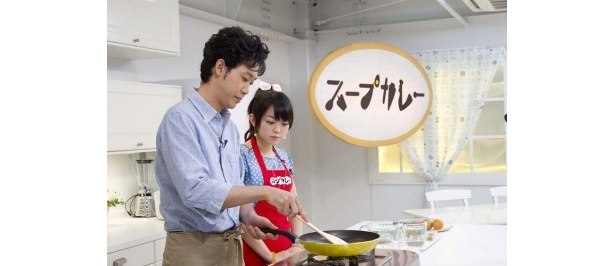料理研究家の五十嵐（大泉洋）は素人同然のアシスタント（峯岸みなみ【AKB48】）に手を焼きながら番組を進める