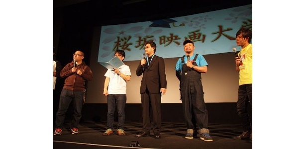 【写真を見る】サングラスにスーツ…黒ずくめで登場した特別講師の窪岡俊之監督ほか、トークショーの様子はこちら！