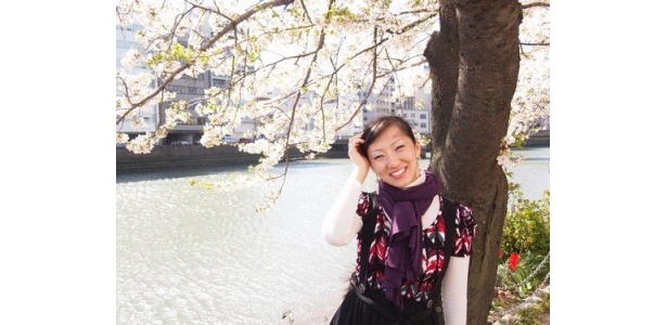福岡市内の那珂川沿いの桜の木陰で撮影の笑顔が素敵なキュートな三宅さん！