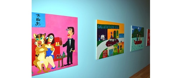 個性的な絵画が多数展示されている