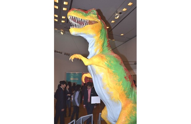 巨大なアート作品「最新科学が究明した恐竜絶滅の理由」