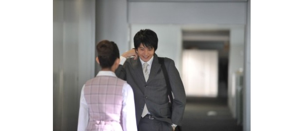 谷村と“代行夫婦”を演じる