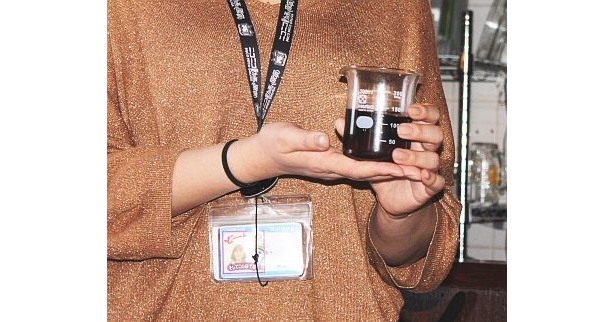 「オリジナルポーション」ビーカー型プラスチック容器で提供される