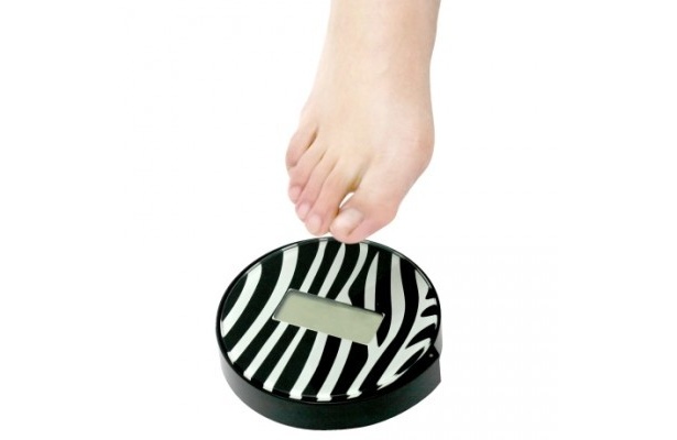片足で測定できる体重計「BGO-14 シングルステップスケールAnimal cercle」（各1780円/全3色）