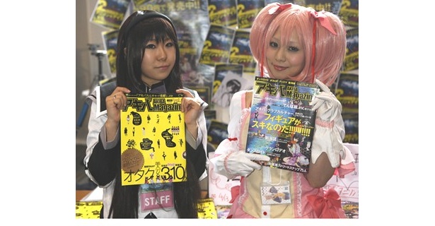 痛車展示でのコスプレイヤーたちは終始記念撮影が絶えなかった