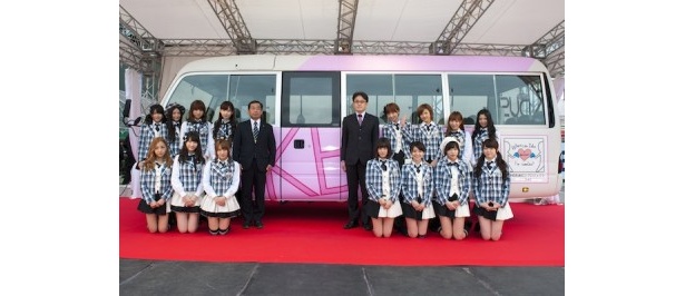 ラッピングバスとAKB48のメンバー
