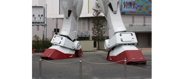 ガンダム立像の足。こんなに近くから見られるのも嬉しい！
