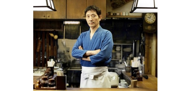食堂を舞台に、深夜に放送されていたドラマ「深夜食堂」が、ドイツで銀賞を受賞した。小林薫が食堂のマスターを務める