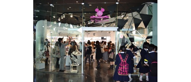 森タワーの52階ではディズニーショップも展開中