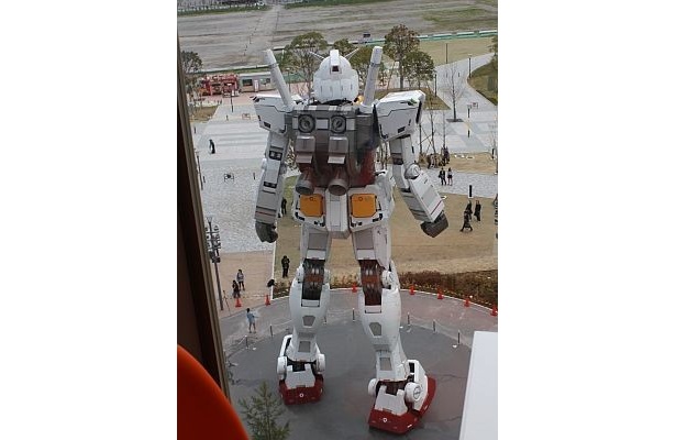【写真を見る】ガンダムがこんな角度で！(秘)スポットからの眺望。かっこいい!!