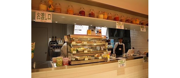 あげたてポテチのほか、アツアツのあげたてじゃがりこなどもその場で食べられる