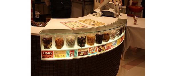 小枝やチョコボールなどの好きなお菓子をトッピングできる！