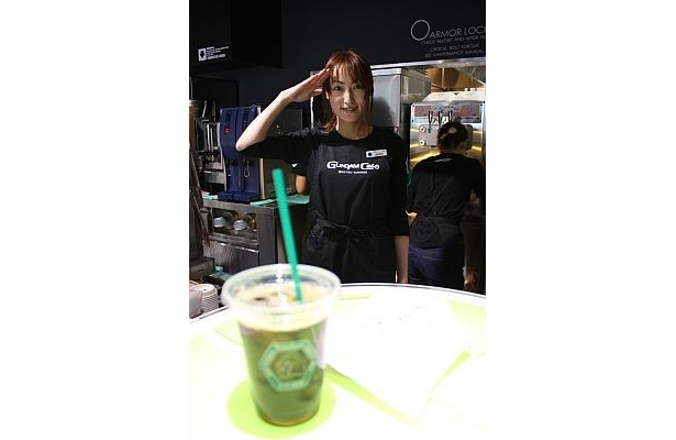 カフェ店員さんも、敬礼で見送ってくれる！