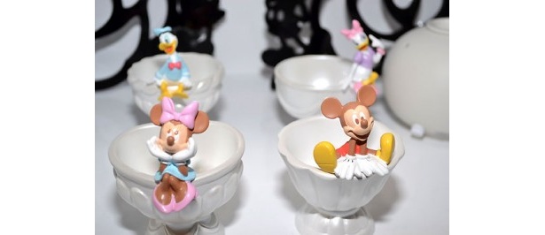 フィギュア付きのティーカップも販売