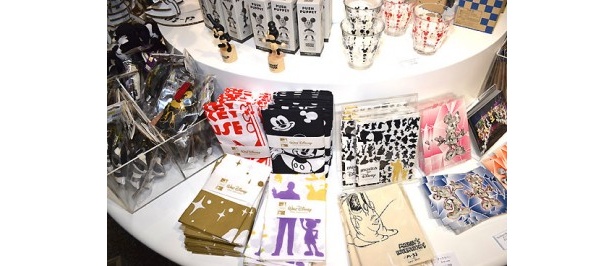 ハンカチなどのグッズも販売