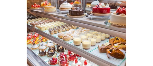 ショーケースを彩るケーキ