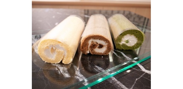 食べ歩きができるハンディサイズのロールケーキ