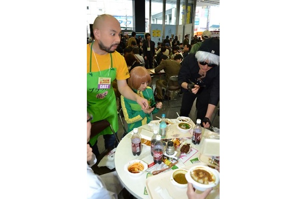 他の来場者といっしょに人気カレーの数々を楽しんでいた