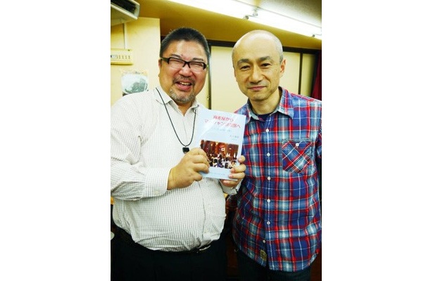 玉置編集長も麻雀の本を片手に片山先生と！