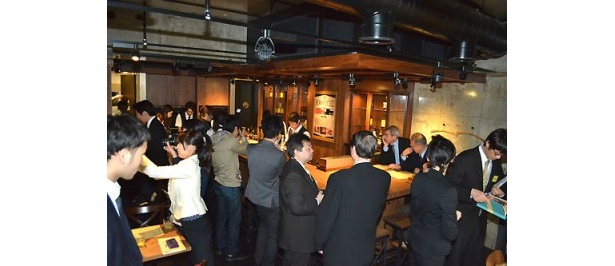 落ち着いた雰囲気の店内に来場者が殺到
