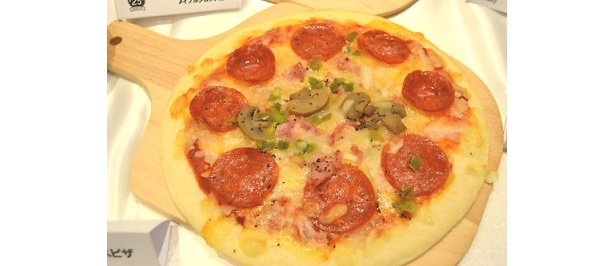 「超薄ミックスピザ」(780円)も発売