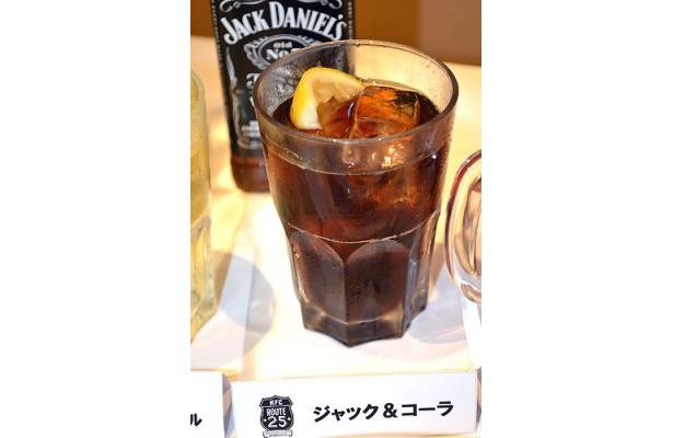 こちらはコーラをベースにした「ジャック＆コーラ」(480円)