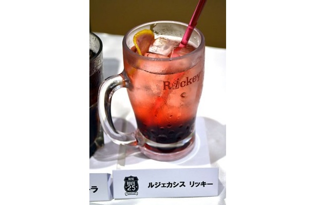 見た目にも鮮やかな「ルジェカシスリッキー」(500円)