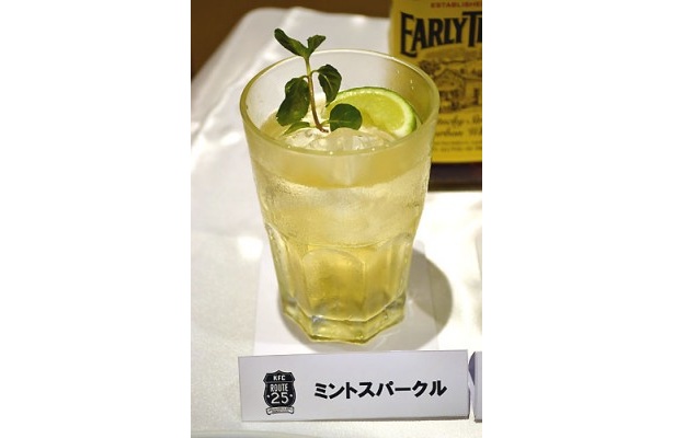 ミントとライムが添えられた「ミントスパークル」(500円)