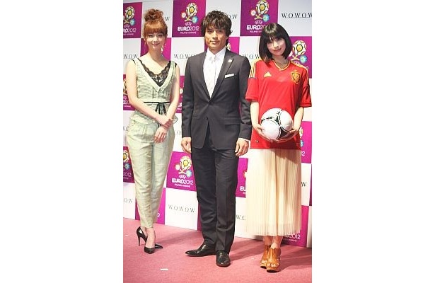 全身ショット！「ロングスカートを合わせるアレンジは良いですね」と佐々木希さんは日南響子さんを褒めていた
