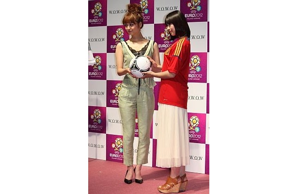 4年前に「EUROガール」を務めた佐々木さんとフォトセッション