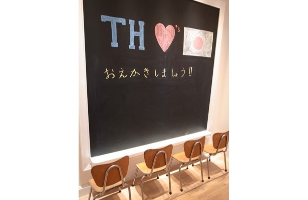 キッズコーナーの壁に掛けられた黒板は実際に描いて遊ぶことができる。
