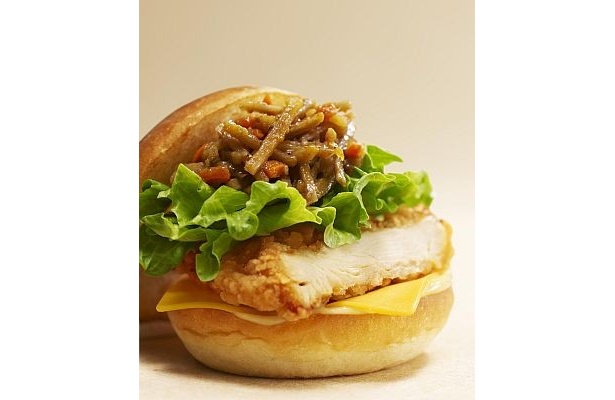 【写真を見る】カレー味のきんぴらごぼうを使用！「足柄まさカリーチーズチキンバーガー」