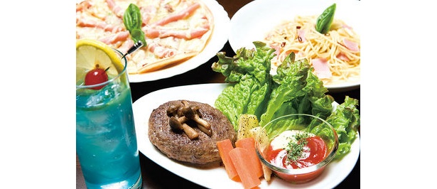 オリジナルカクテルのサウスブルー(手前左900円)。店長気まぐれピッツァ(奥左950円)など