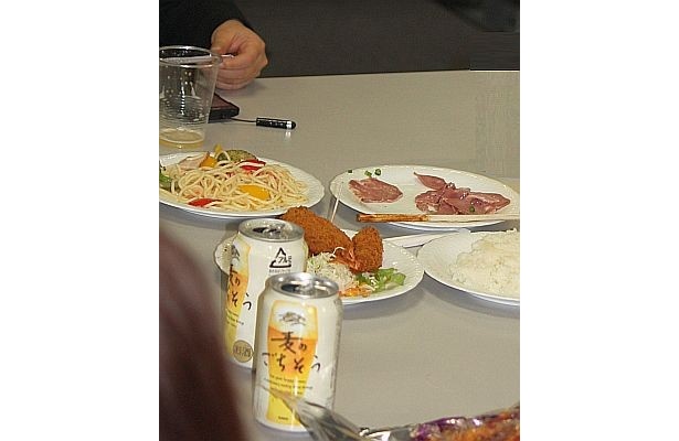 「アウトドアに持って行きたい」と編集部員たち