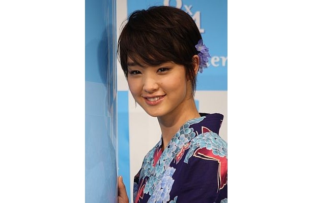 しっとりした笑顔でオトナの魅力をアピール