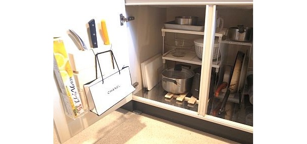 【画像】散らかりがちなキッチンツール。アイテムを使って棚の空間を最大限に使おう！