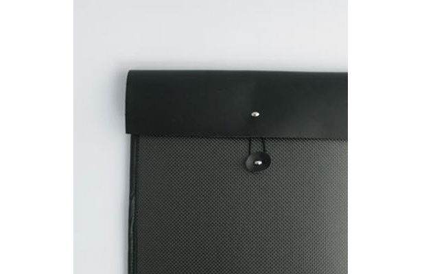 トレカを使った「Carbon Fiber Incase」（磯野梨影）