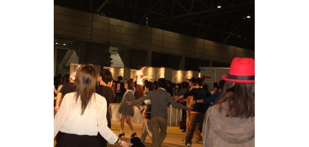 “超踊ってみた”コーナーで踊っている人々