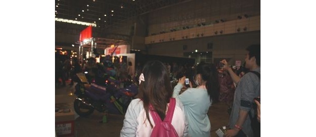 人だかりが！