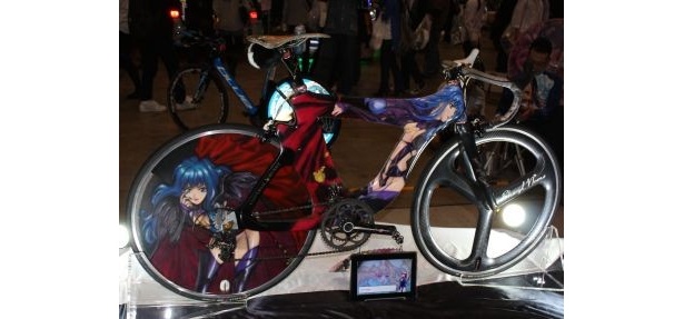 裏表で異なる表情を見せる自転車