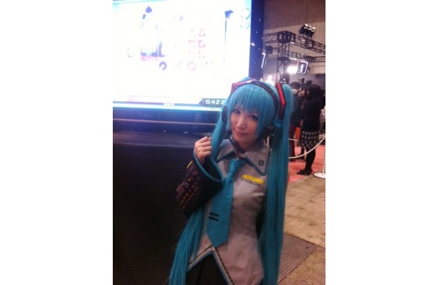 ボーカロイド初音ミクのコスプレをした来場客もいっぱい！