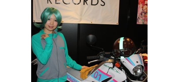 新人発掘コンピレーションCD「ボカ☆フレ」の楽曲「EASYGOING RIDER」に登場するバイク＆衣装で