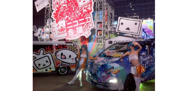 初音ミクのコスプレイヤーさんとニコニコの痛車が勢ぞろい！