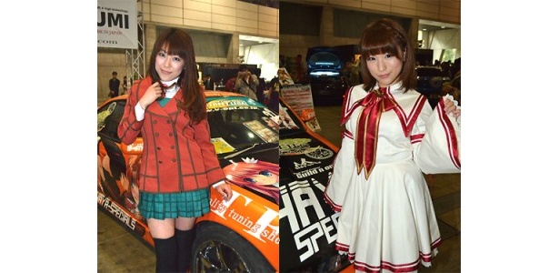 痛車ブースには大勢のコンパニオンも登場