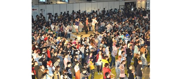 数百人の参加者が華麗なジョジョ立ちを披露！