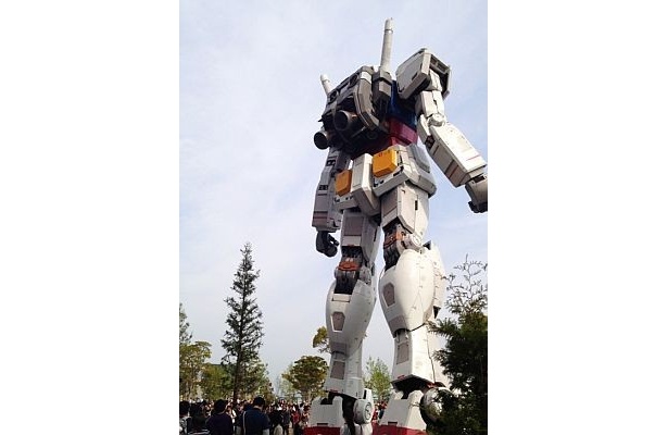 【写真を見る】後ろから見た実物大ガンダムはこんな感じ！ 夜に光るガンダムの姿も